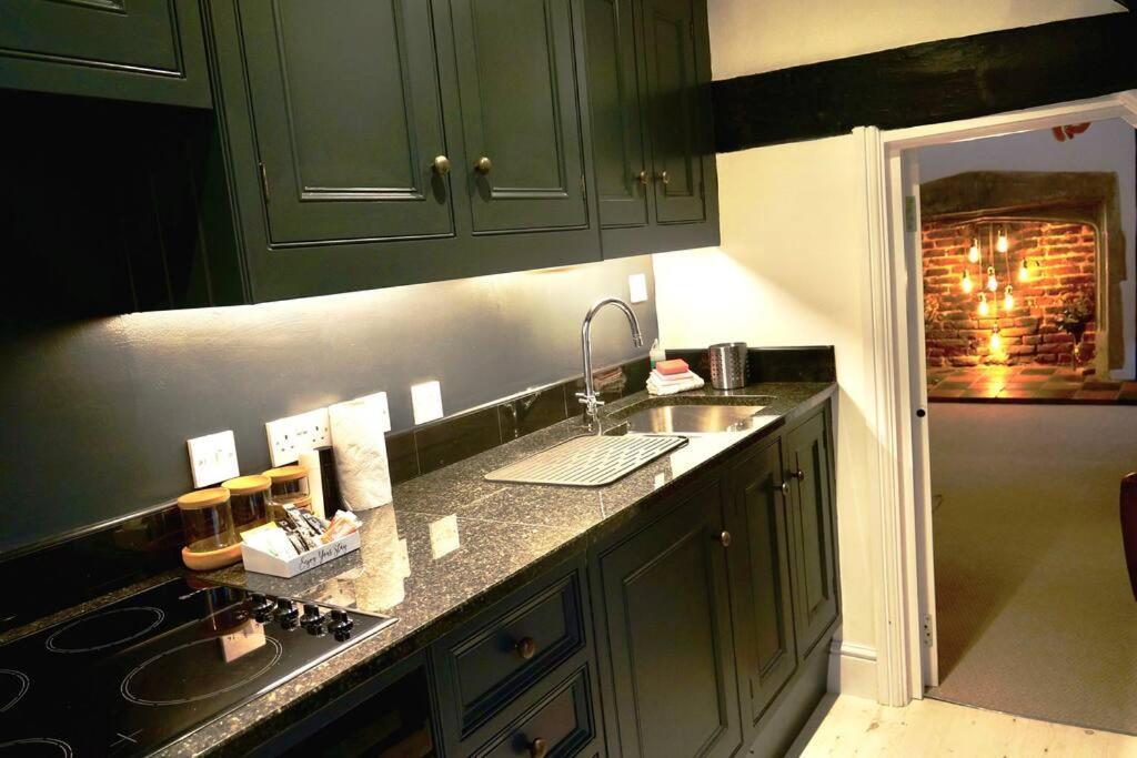 Epic Location, Views & Large Private Terrace Apartment Windsor Exterior photo